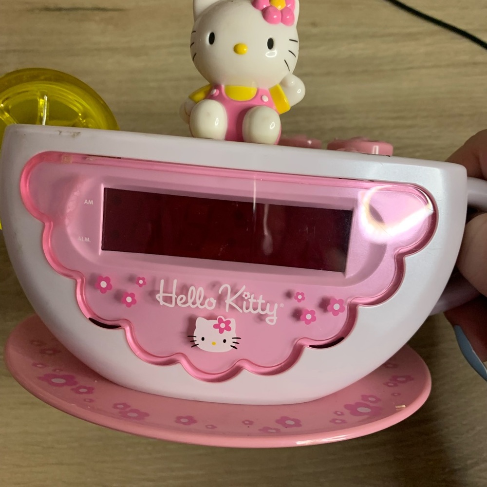 hello kitty tea cup clock